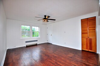 1012 Trout Brook Dr in West Hartford, CT - Building Photo - Building Photo