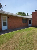4708 NW Motif Manor Blvd, Unit Unit B in Lawton, OK - Building Photo