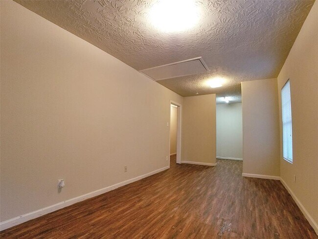 4003 Farmer St photo'