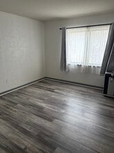 1274 E Main St, Unit D13 in Meriden, CT - Foto de edificio - Building Photo