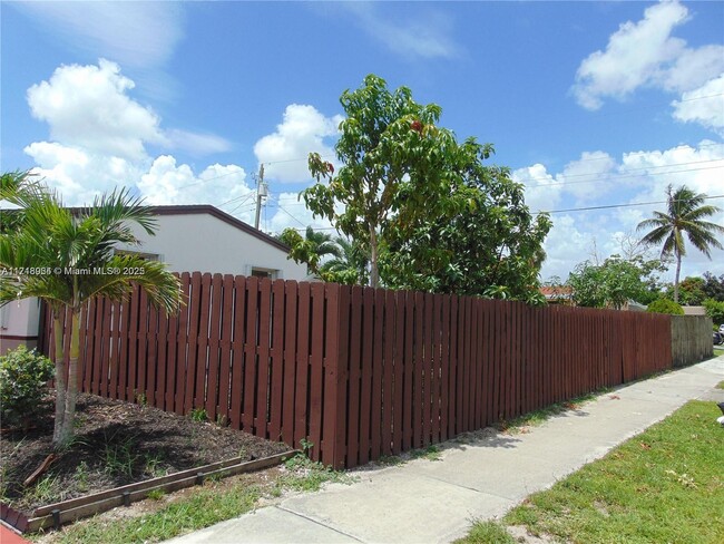 1230 N 70th Ter in Hollywood, FL - Building Photo - Building Photo