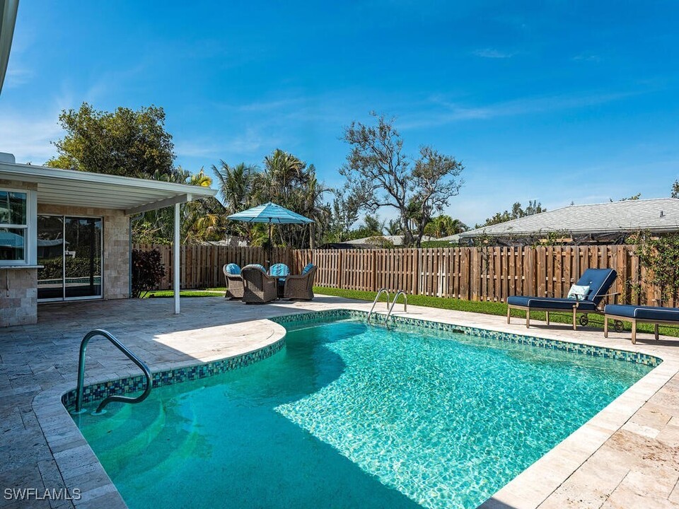1395 Morningside Dr in Naples, FL - Building Photo