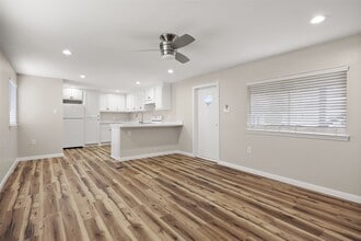 2222 N Austin Ave in Pearland, TX - Building Photo - Building Photo