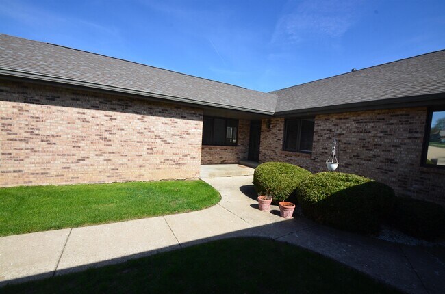 1239 Wood Creek Bend in Rockford, IL - Building Photo - Building Photo