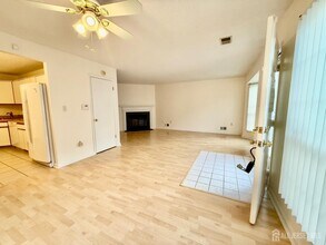 207 Darwin Ln in North Brunswick, NJ - Building Photo - Building Photo