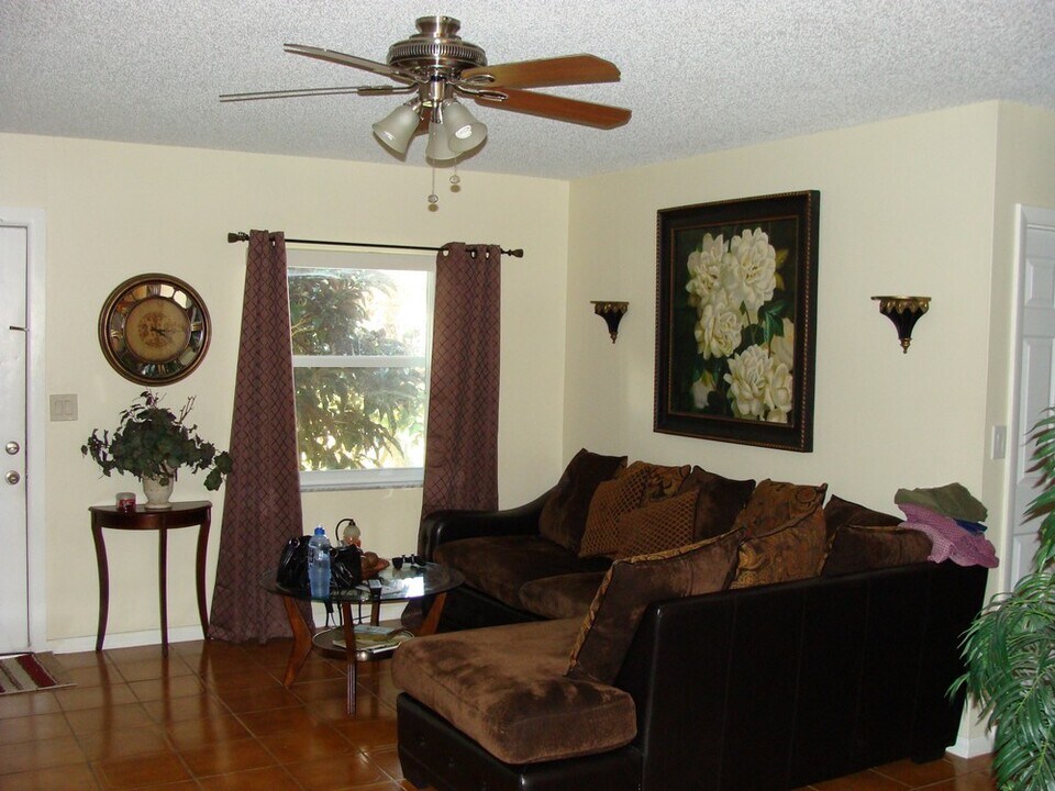 2589 Dolphin Dr in Delray Beach, FL - Building Photo