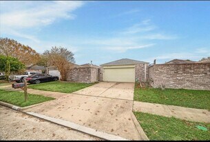 16147 New Field Dr in Houston, TX - Building Photo