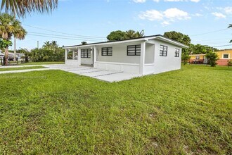 18401 NW 42nd Ct in Miami Gardens, FL - Building Photo - Building Photo