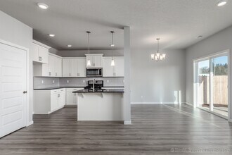 194 Kindre St in Saint Helens, OR - Building Photo - Building Photo