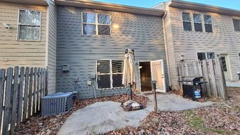 3104 Cross Creek Dr in Cumming, GA - Building Photo
