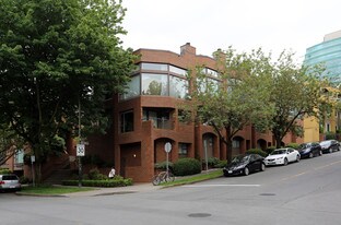 Willow Court in Vancouver, BC - Building Photo