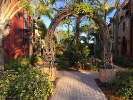 9126 Chula Vista St in Naples, FL - Building Photo