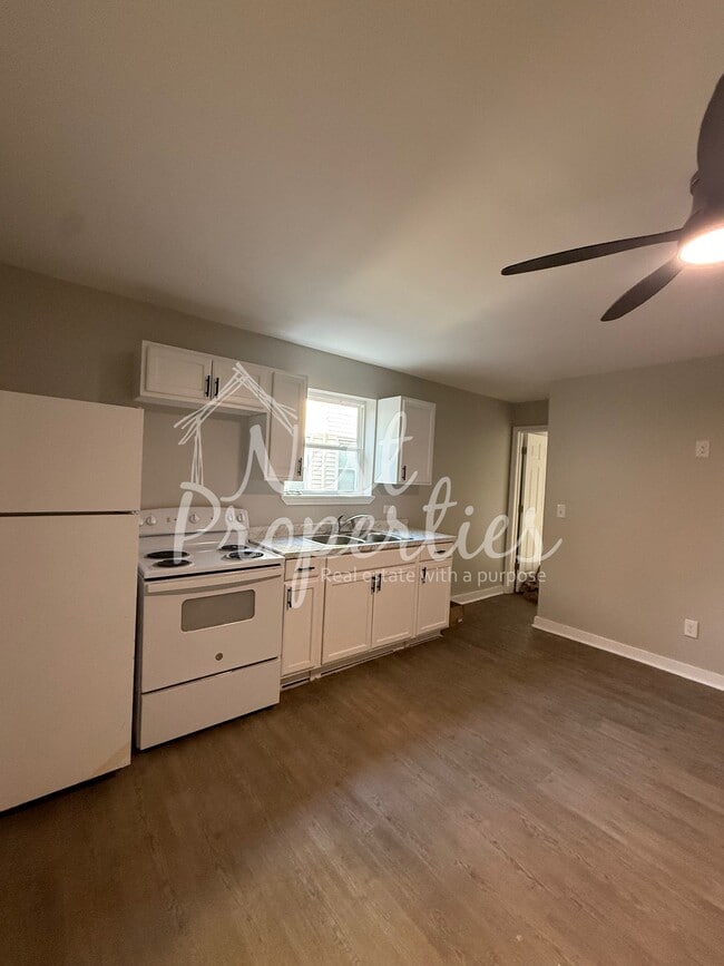 233 E Cambridge Ave in Greenwood, SC - Foto de edificio - Building Photo