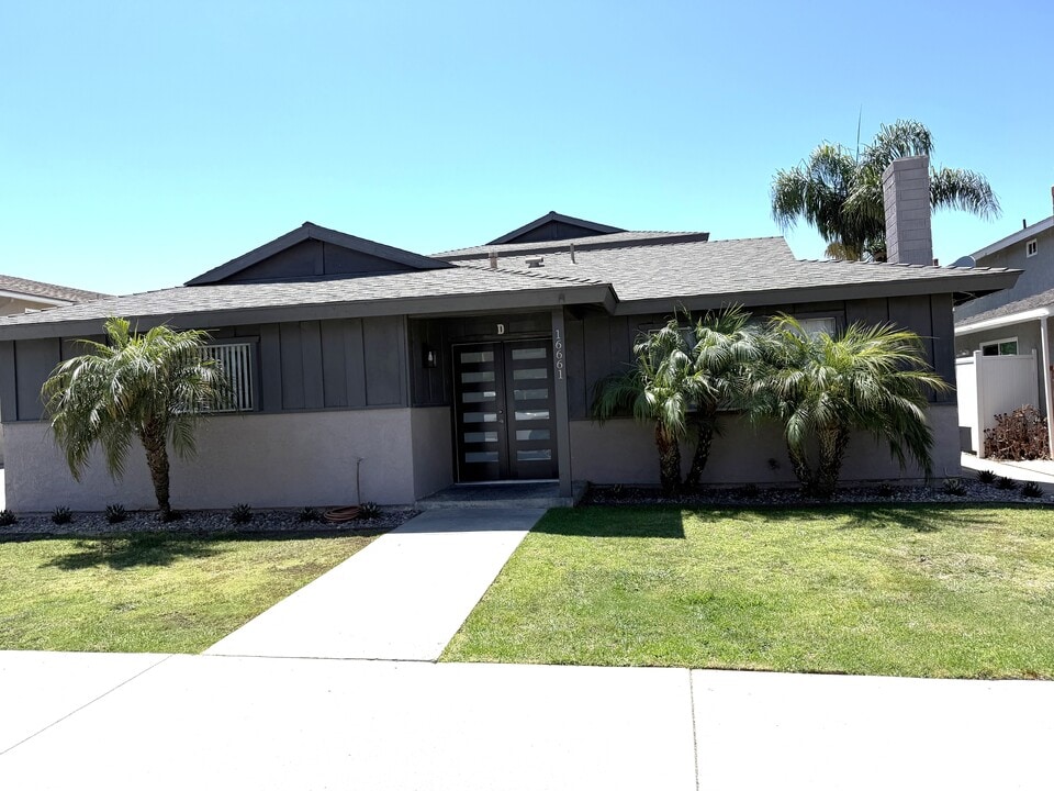 16661 Blanton Ln, Unit D in Huntington Beach, CA - Foto de edificio