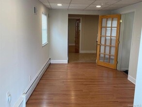 109 E Main St in Smithtown, NY - Foto de edificio - Building Photo