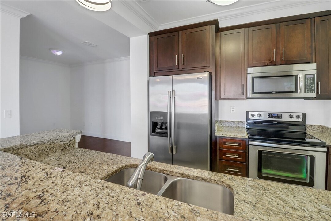 23191 Fashion Dr in Estero, FL - Building Photo