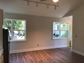 1303 E Cesar Chavez St in Austin, TX - Building Photo - Building Photo