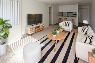 Pine Hill Apartments in Howell, MI - Building Photo