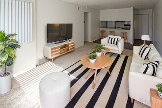 Pine Hill Apartments in Howell, MI - Foto de edificio - Building Photo