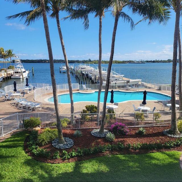 147 Harbors Way in Boynton Beach, FL - Foto de edificio