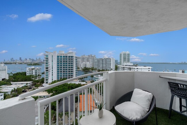 1621 Bay Rd, Unit 1208 in Miami Beach, FL - Foto de edificio - Building Photo