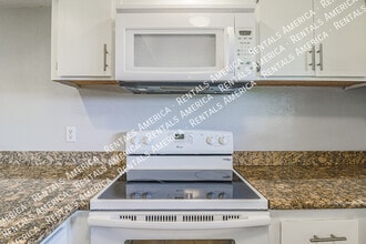 4050 E Cactus Rd in Phoenix, AZ - Building Photo - Building Photo