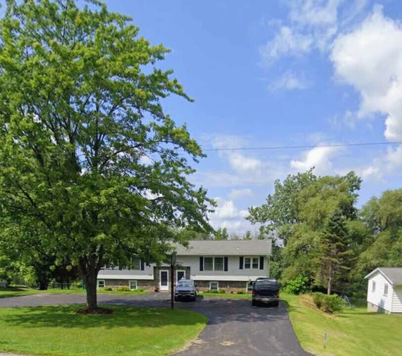 7224 4th Section Rd in Brockport, NY - Foto de edificio
