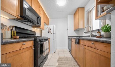 60 S Van Dorn St, Unit 413 in Alexandria, VA - Foto de edificio - Building Photo