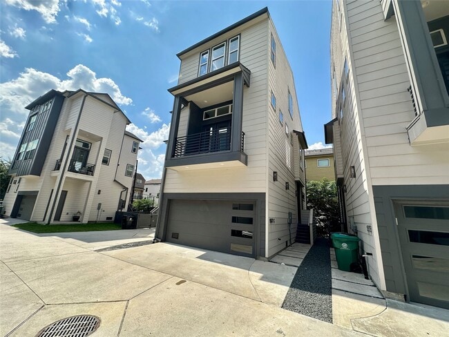 1537 W 24th St