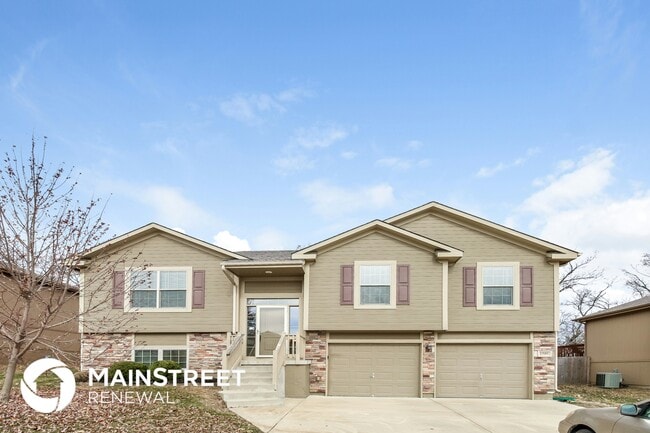 property at 1500 NW Hilltop Ln