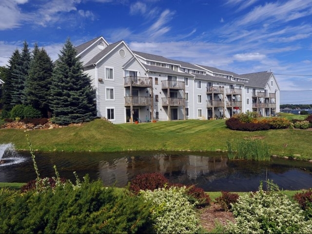 Harbor Cove Apartments & Beach Club in Whitmore Lake, MI - Foto de edificio