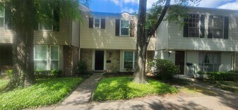 12913 Trail Hollow Dr in Houston, TX - Building Photo
