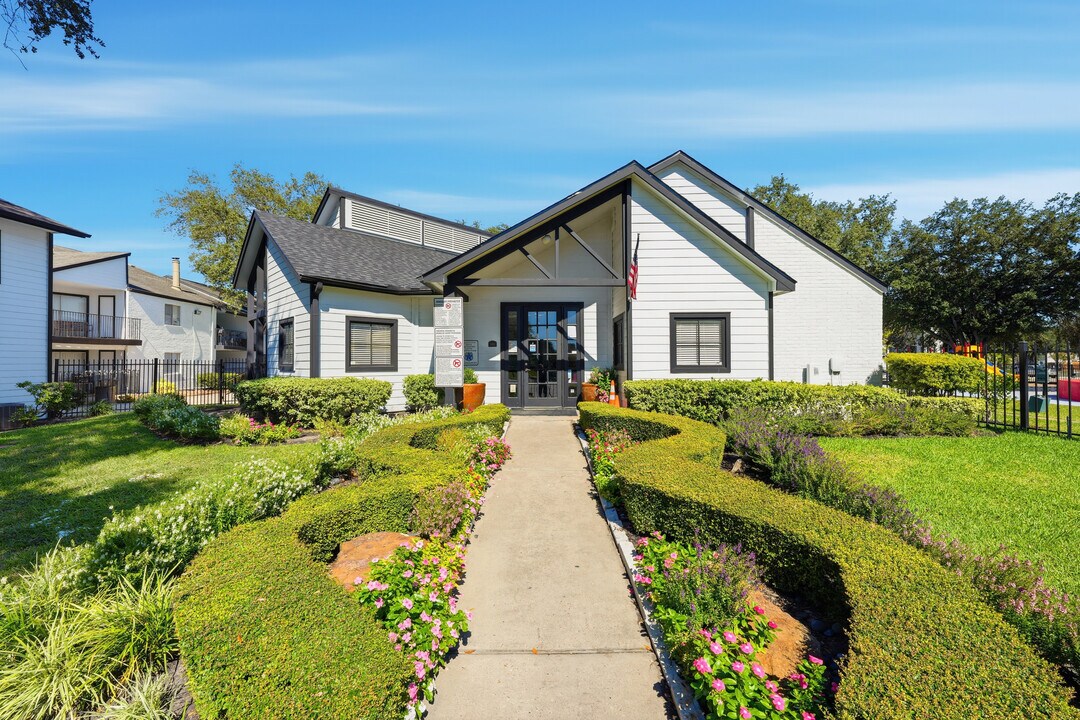 Woodtrail Apartment Homes in Houston, TX - Foto de edificio