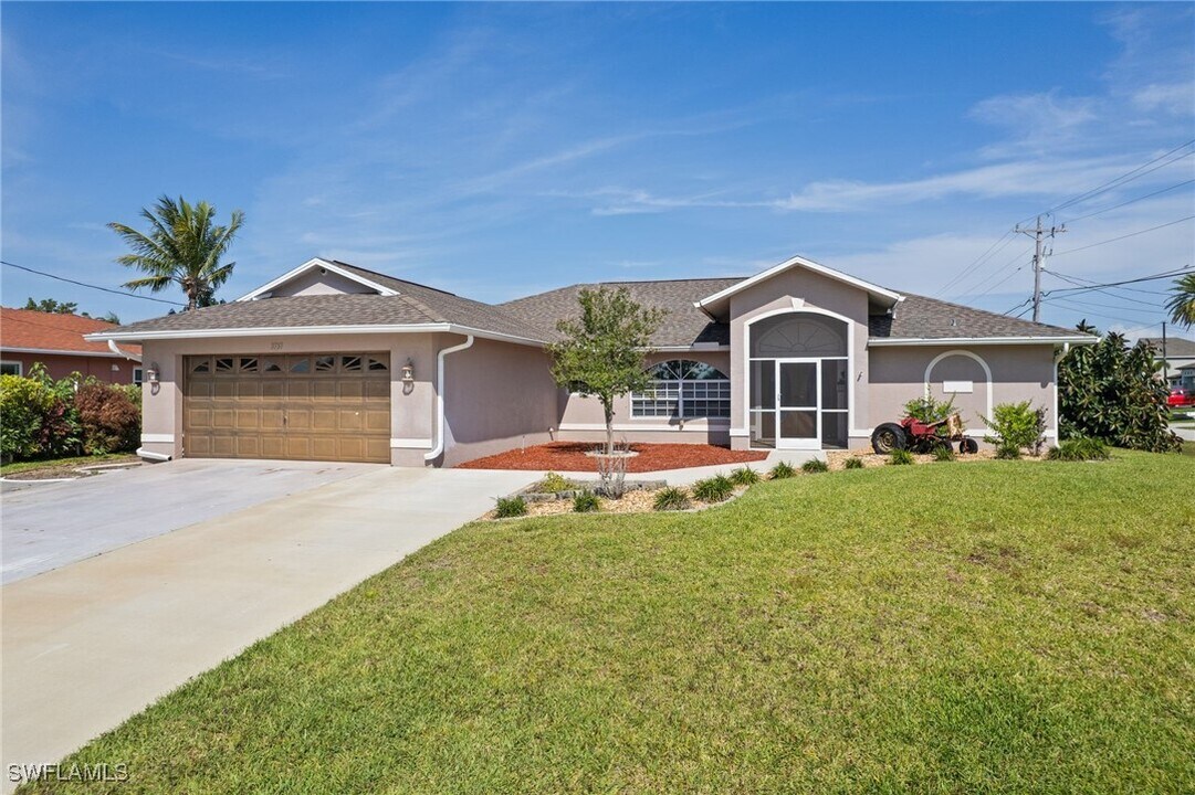 3737 SW 13th Ave in Cape Coral, FL - Building Photo