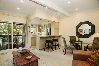 8840 Villa La Jolla Dr in San Diego, CA - Building Photo - Building Photo