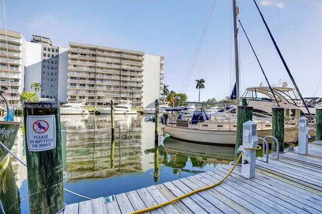 2475 NW 16th St Rd in Miami, FL - Building Photo - Building Photo