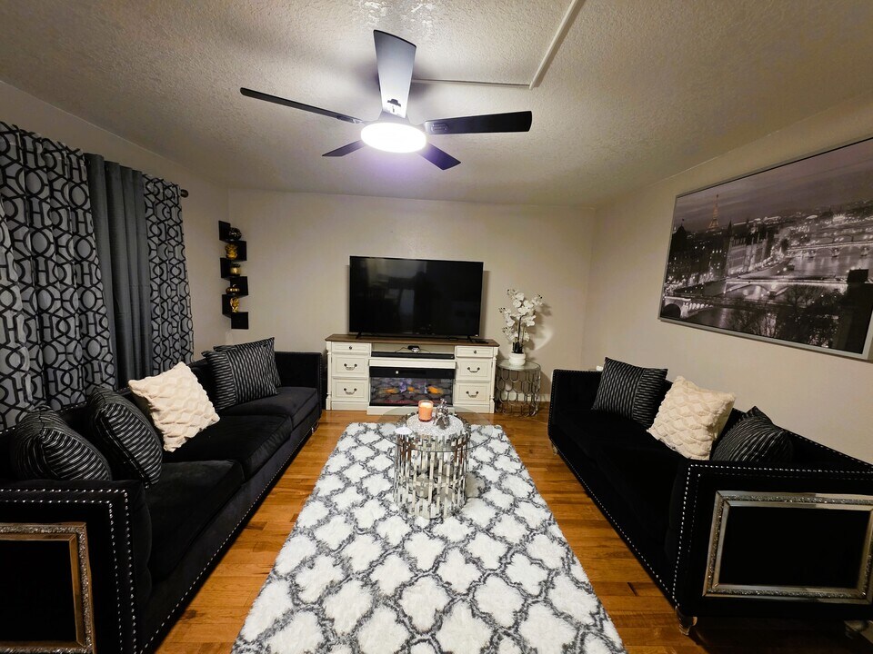 12504 SE Stark St, Unit Andrea Terrace Condo in Portland, OR - Building Photo