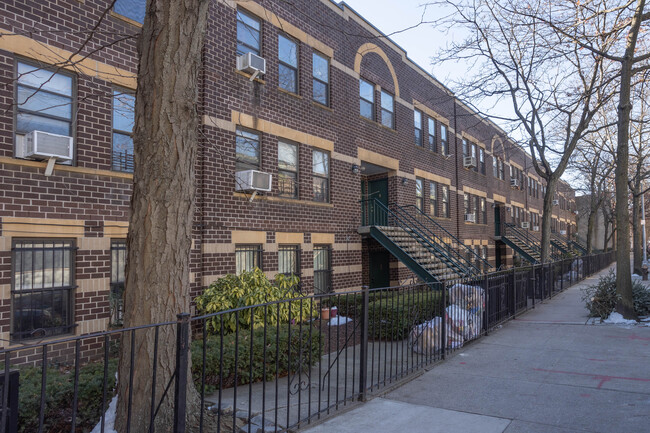 120 Freeman St in Brooklyn, NY - Foto de edificio - Building Photo