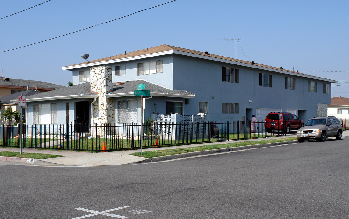 12207 York Ave in Hawthorne, CA - Building Photo