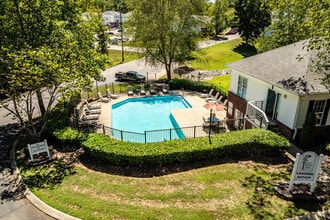 East Forest Park in Dickson, TN - Foto de edificio - Building Photo
