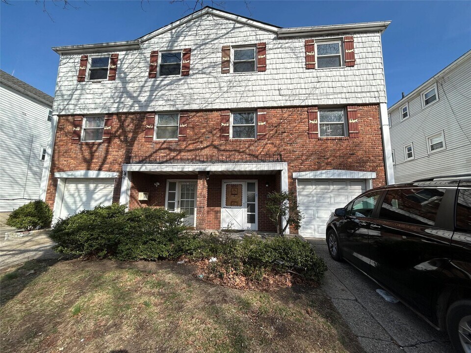 221-65 Horace Harding Expy in Queens, NY - Building Photo
