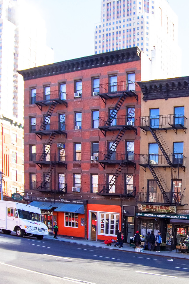 696 Ninth Ave in New York, NY - Building Photo - Building Photo