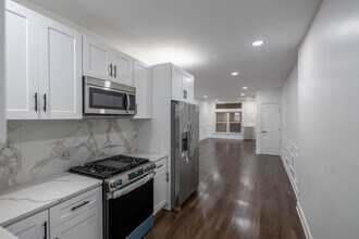 3205 E Monument St in Baltimore, MD - Foto de edificio - Building Photo