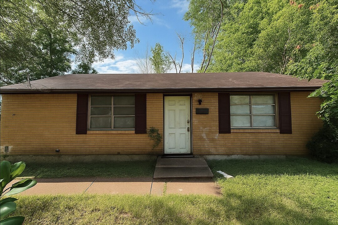 2413 N Gathings Dr in West Memphis, AR - Building Photo