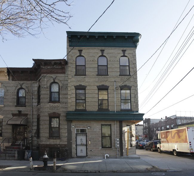 453 Essex St in Brooklyn, NY - Foto de edificio - Building Photo