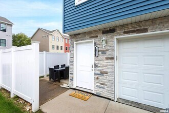 4833 Lauren Ln in Bettendorf, IA - Foto de edificio - Building Photo