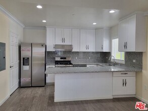 2754 W 12th St in Los Angeles, CA - Building Photo - Building Photo