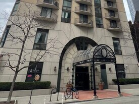 70 W Huron St in Chicago, IL - Building Photo