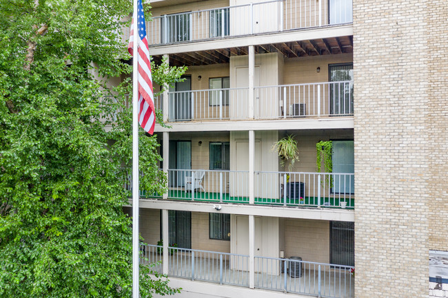 Toledo Largest Senior Luxury Apartments in Toledo, OH - Foto de edificio - Building Photo