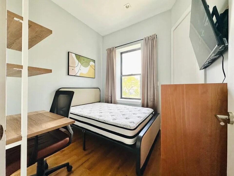 Furnished room/NOT APARTMENT, Unit 2F in Brooklyn, NY - Building Photo